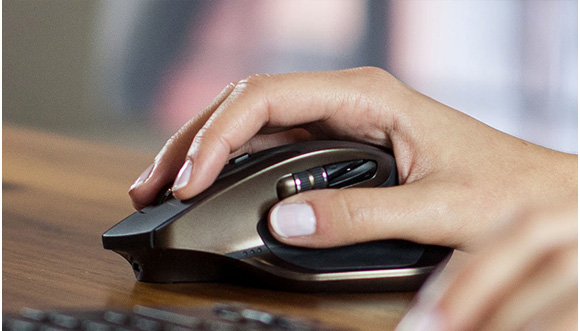 Hand on mouse show the thumb wheel