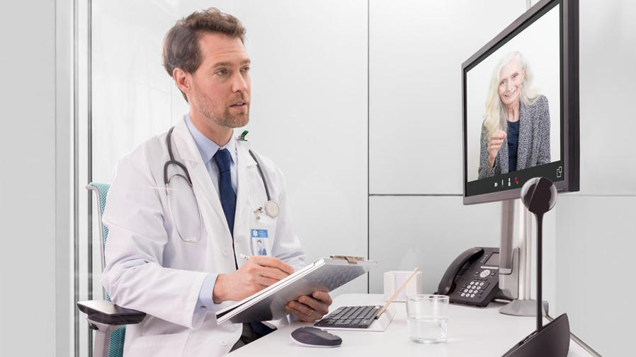 Doutor em videochamada com paciente