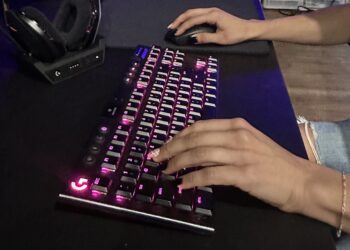 Typing with Long Nails: The Gamer’s Edge – From Changing Lengths to Linear Switches