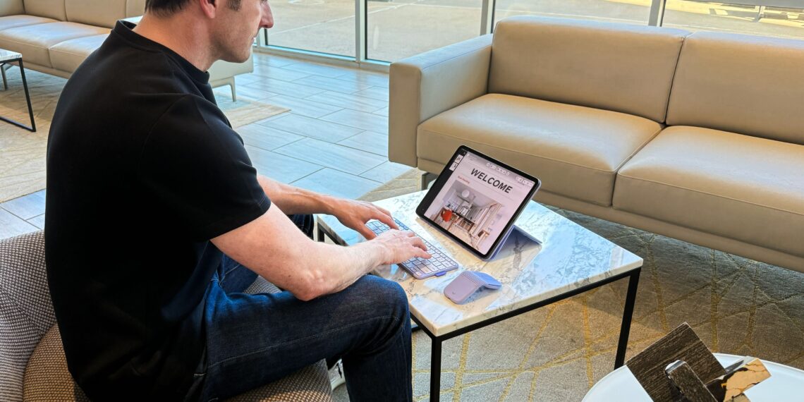 The Digital Nomad Diary: How to Pack an Office in a Tote Bag