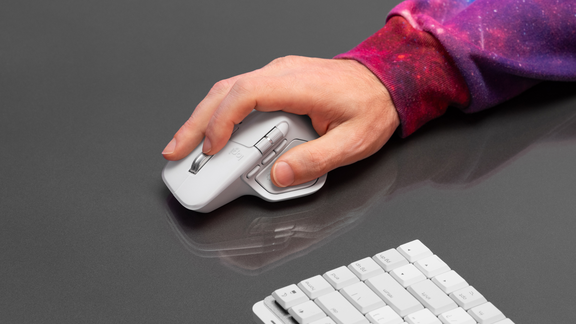 hand-holding-mx-master-4-mac-