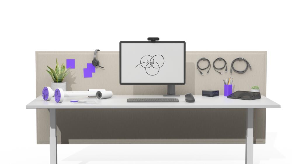 Un hombre en videoconferencia con productos logitech
