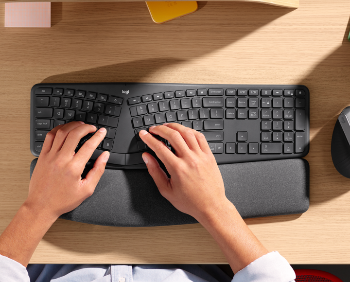 Postures de frappe naturelles avec un clavier ergonomique