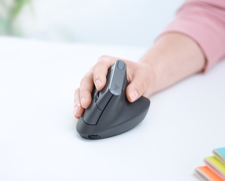 Soulager l'inconfort de la main avec une souris verticale