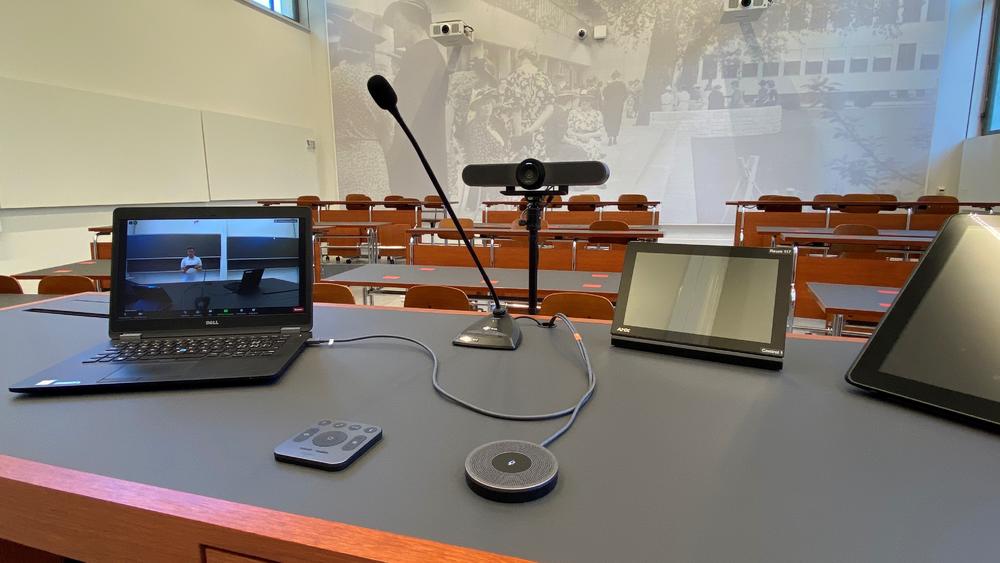 Layout da mesa do equipamento de videoconferência 