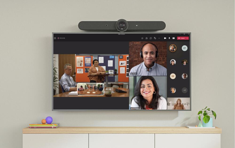 Videokonferenz auf einem Großbildschirm