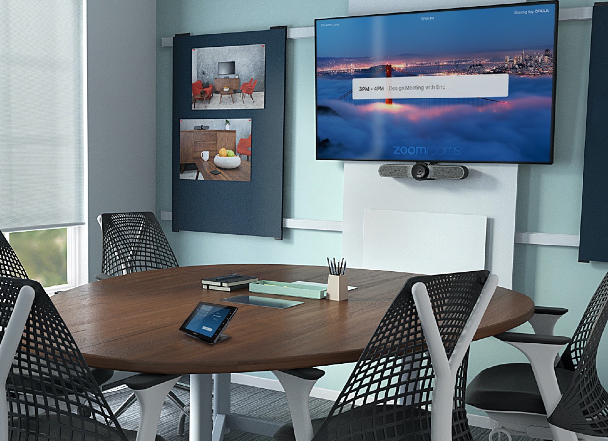 Salle de réunion avec Crestron Flex et caméra de conférence Logitech MeetUp