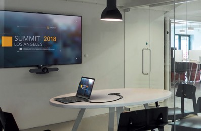 Małe pomieszczenia z kamerą Logitech MeetUp