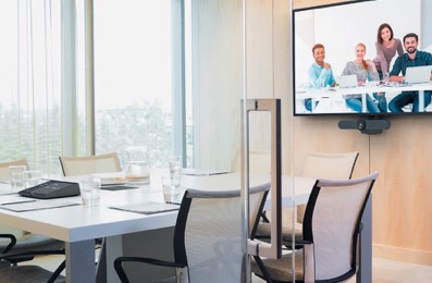 Pokoje spotkań z kamerą Logitech MeetUp i ekranem Tap