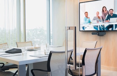 Salle de réunion avec Logitech Meetup et Tap