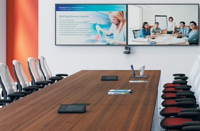 Duże sale konferencyjne z kamerą Logitech Rally i ekranem Tap