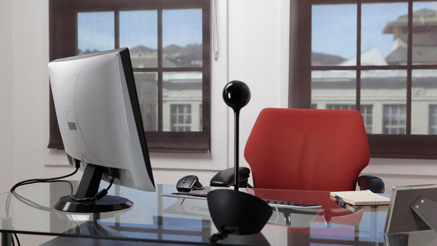 Leerer Schreibtisch mit Logitech BCC950 Webcam und Monitor