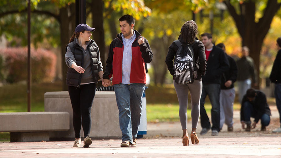 Étudiants marchant sur le campus