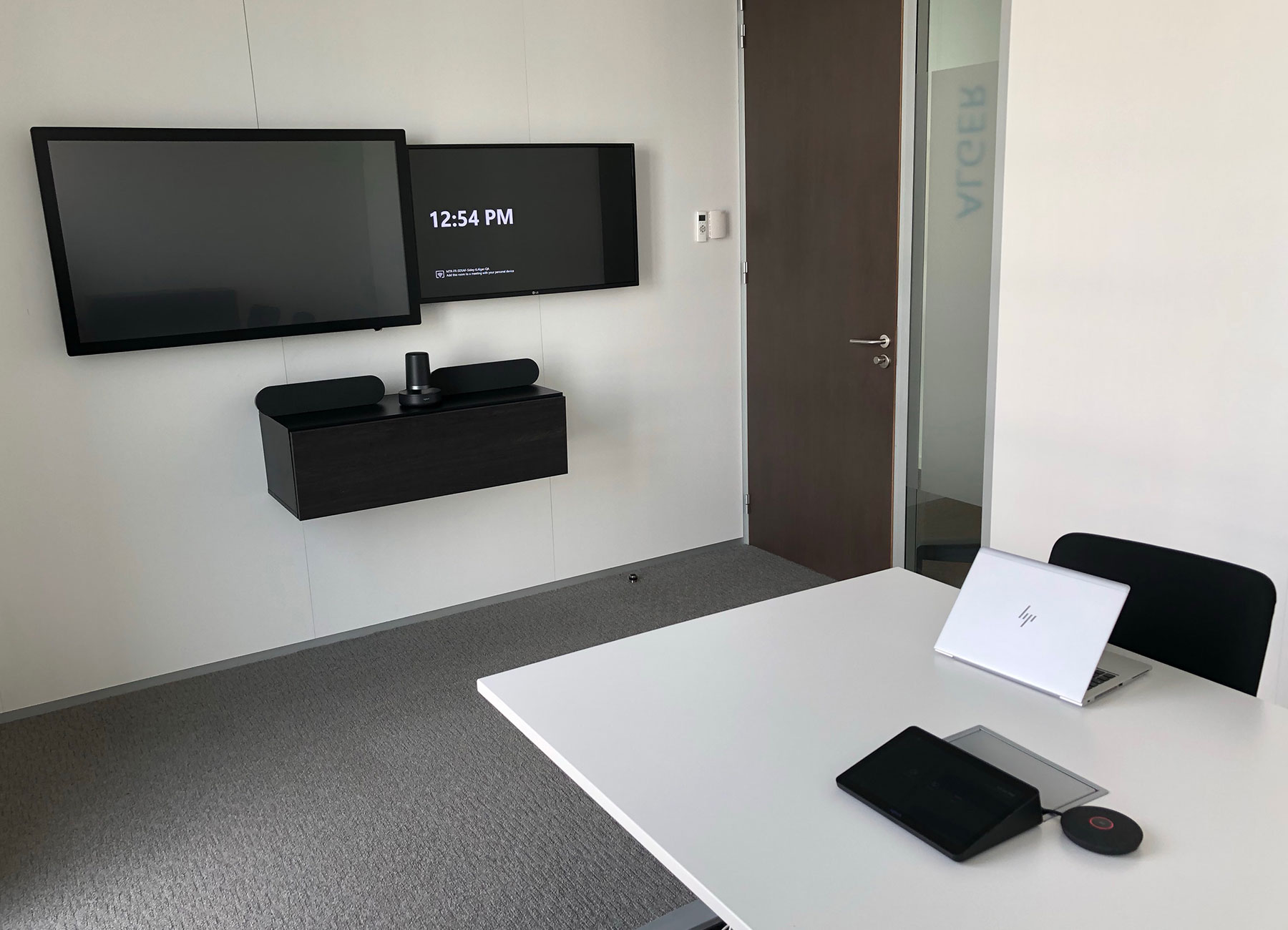 Set-up voor videovergaderingen met twee beeldschermen met Logitech Tap