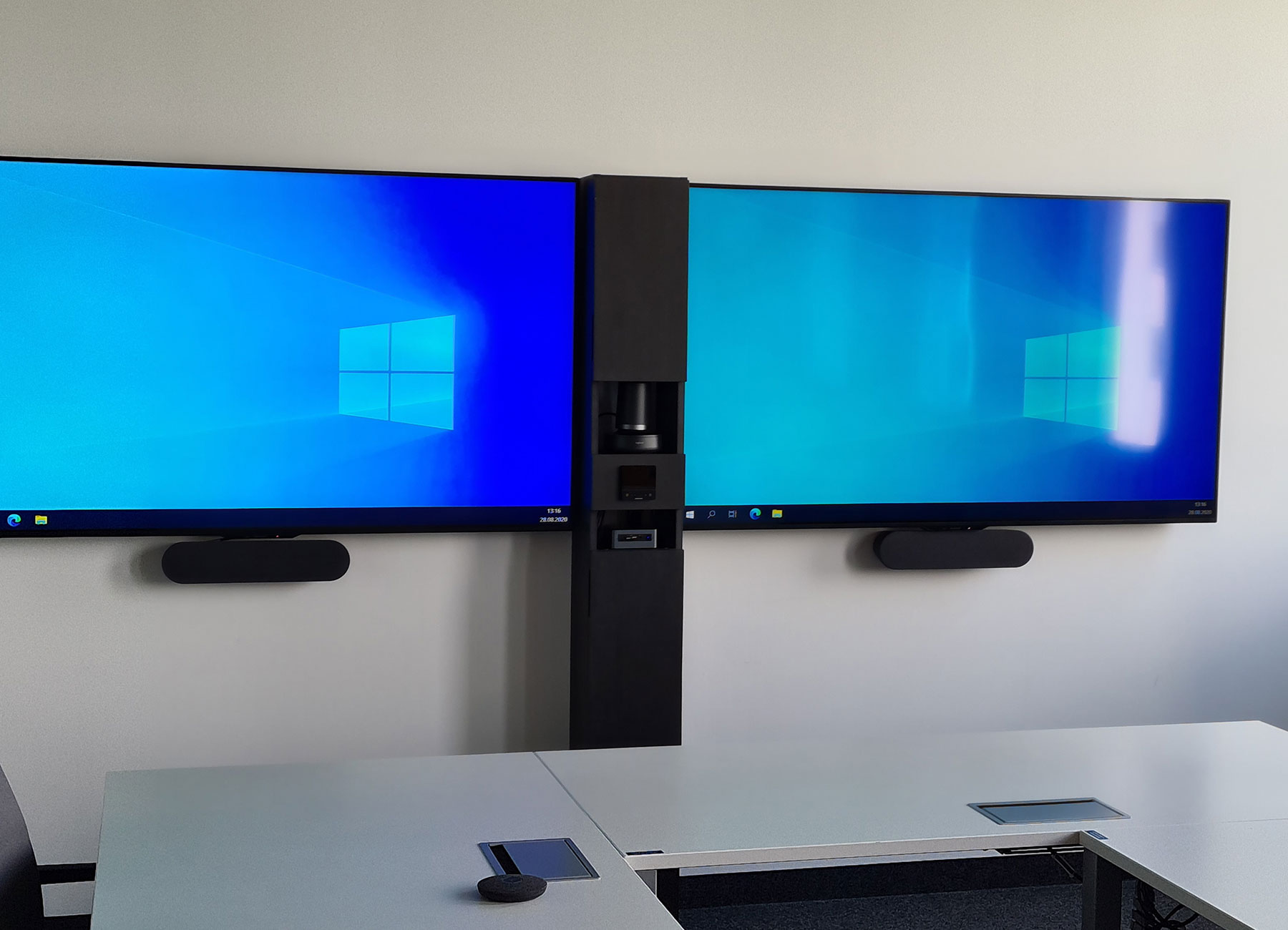 Set-up voor videovergaderingen met twee Windows-beeldschermen