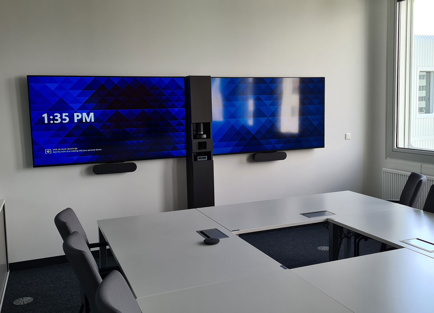 2 monitor video conferencing setup