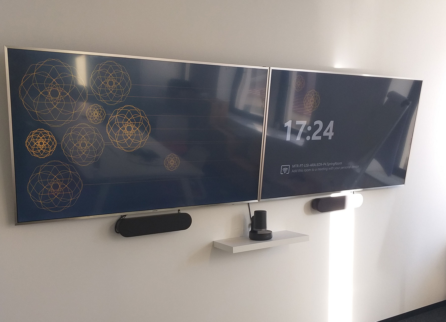 Configuração de conferência por vídeo monitor lado a lado