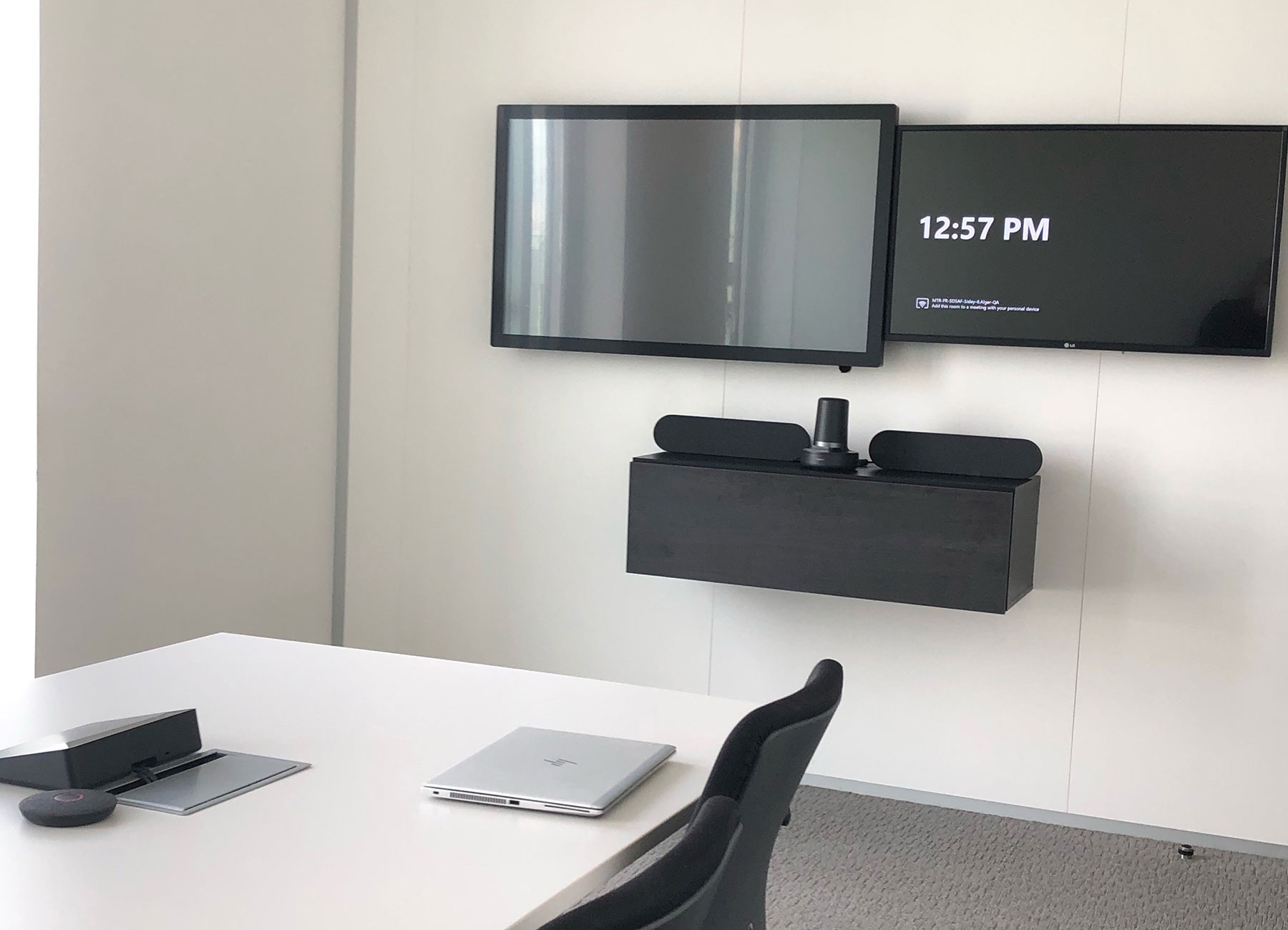 Configuração de conferência por vídeo com monitores gêmeos