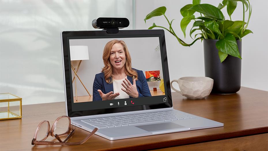 Webcam Logitech Brio montata sulla parte superiore di un laptop per una chiamata in videoconferenza