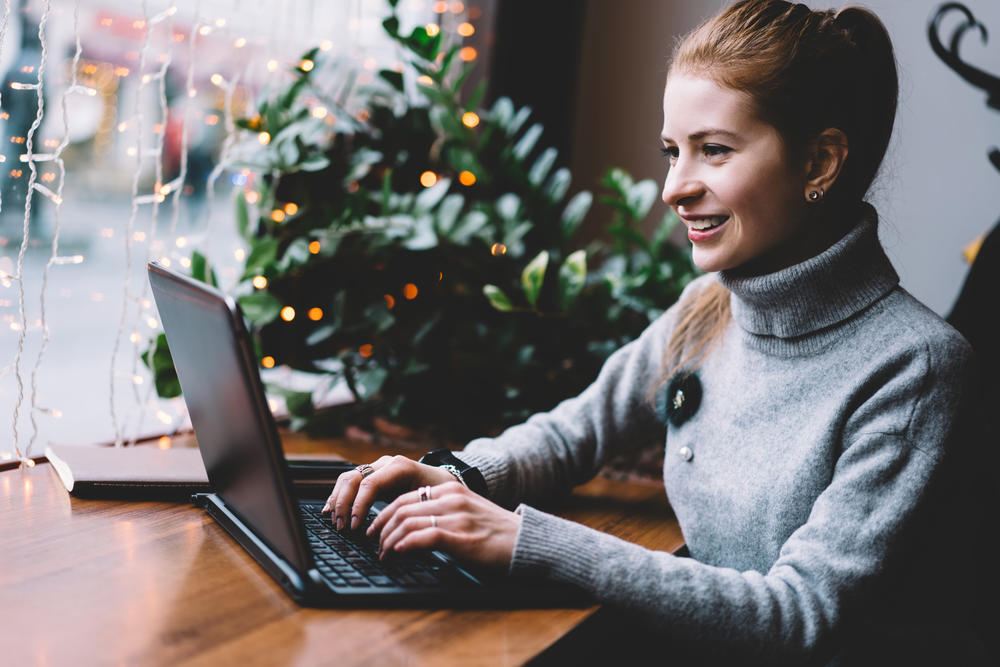 Donna che lavora al computer