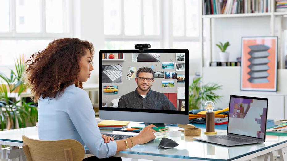 Una mujer en videoconferencia con productos logitech