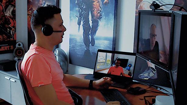 Homem em videoconferência com laptop, monitor, Zone Wireless